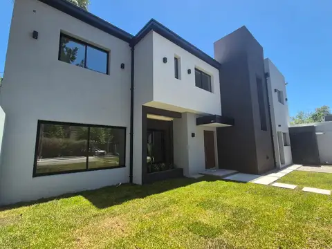 Casa en Venta con 3 cocheras