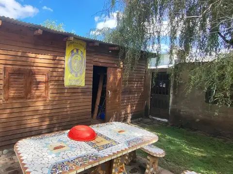 Casa en esquina con locales comerciales cerca de barrio cerrado - Formosa 1000 - Roldán | Venta