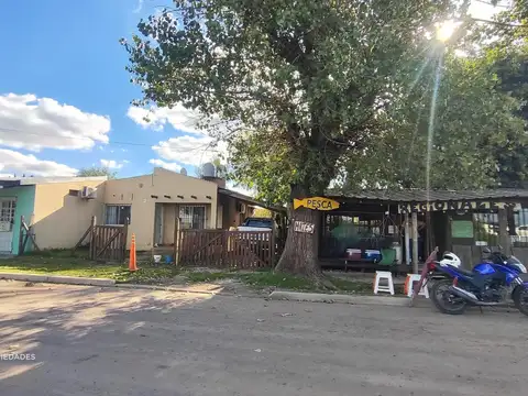 Casa en esquina con locales comerciales cerca de barrio cerrado - Formosa 1000 - Roldán | Venta