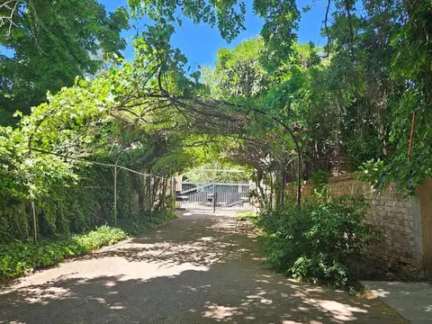 Casa en Alquiler con 2 cocheras