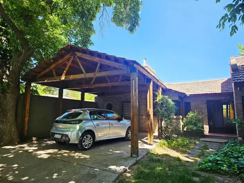 Casa 9 ambientes con 3 baños