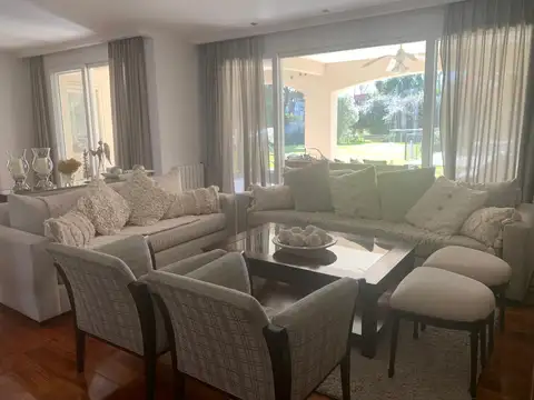 Casa en Alquiler con 2 cocheras