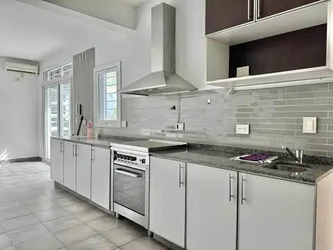 Casa en Alquiler con 2 cocheras