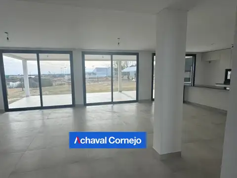 Casa 5 ambientes con 2 baños