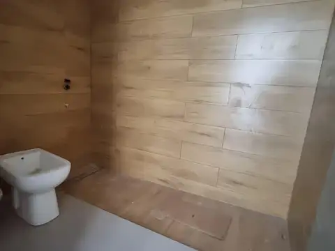 Duplex tipo casa con jardin en complejo cerrado Hurlingham