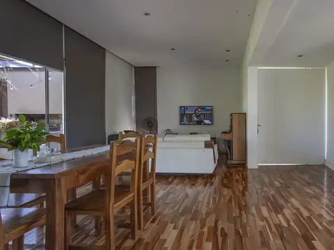 VENTA CASA BARRIO AGUADAS DOS DORMITORIOS