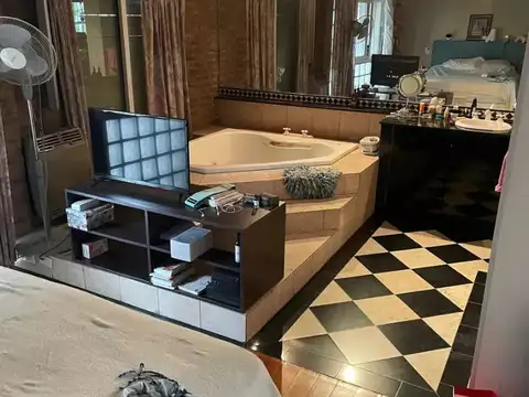 Casa en Venta con 6 cocheras
