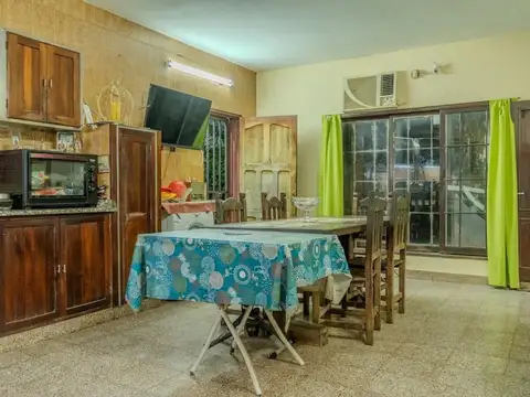 Casa 7 ambientes con 4 baños
