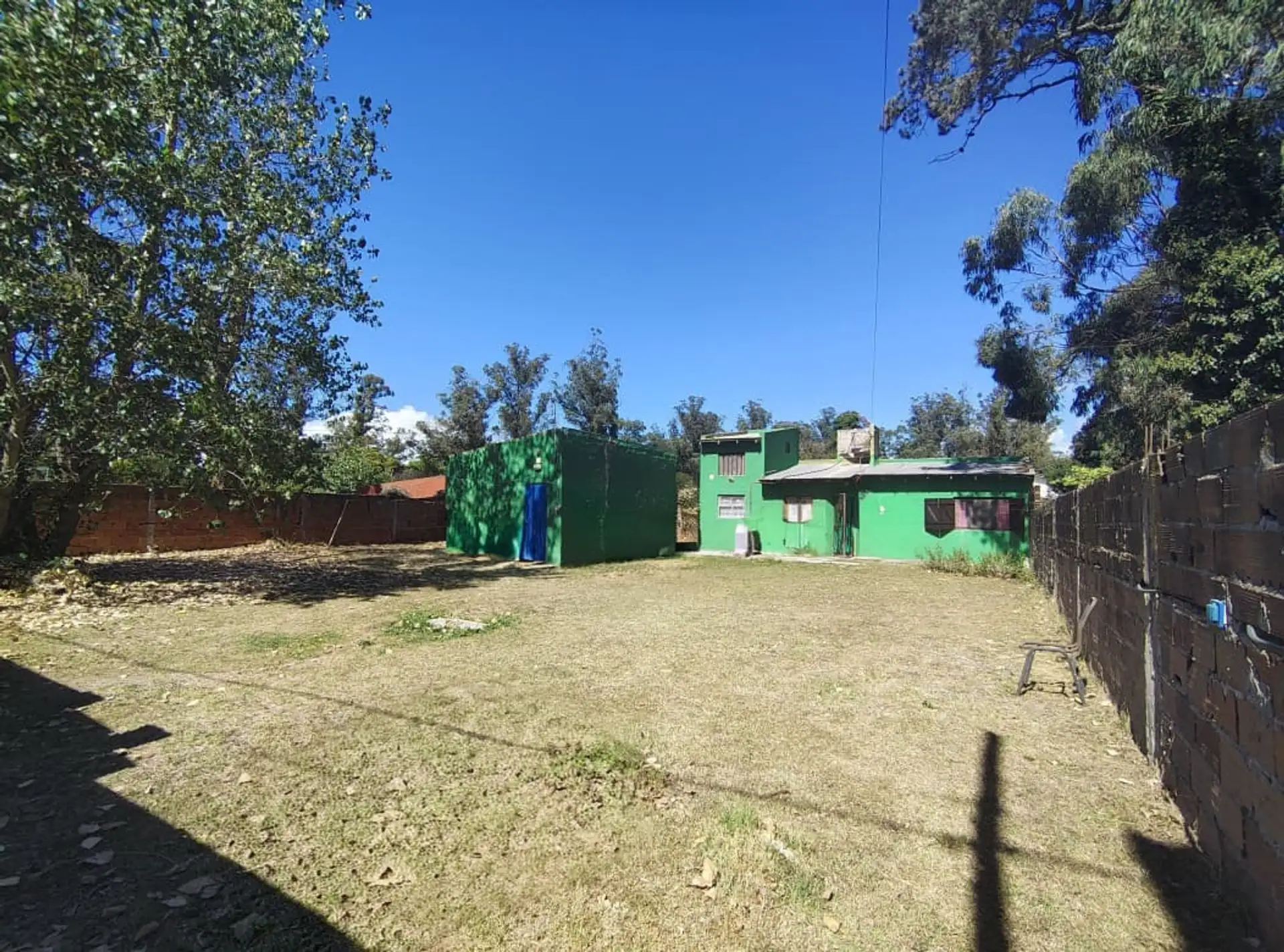 VENTA Casa 3 ambientes con gran parque Las Dalias