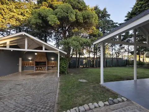 Casa en Alquiler con 1 cochera