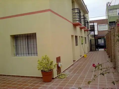 Amoroso 800, Piso 1°