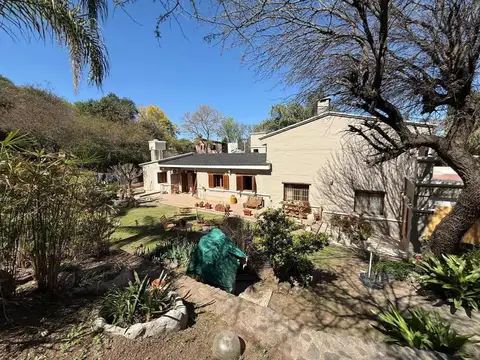 Casa en venta en una sola planta con pileta en barrio Valle del Sol en Mendiolaza Apto Crédito