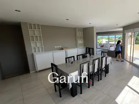 Casa en Venta con 3 cocheras