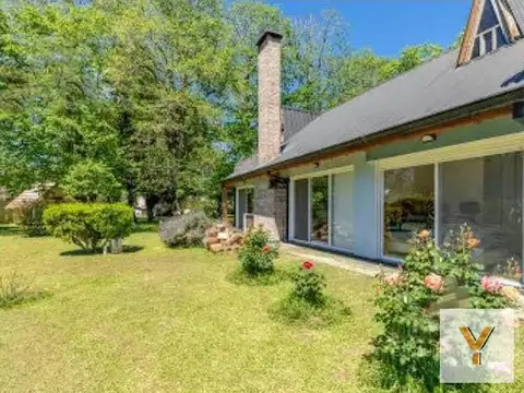 Casa venta  2 dormitorios  2 baños 1  cochera 15000 mts 2 totales  - Villa Elisa