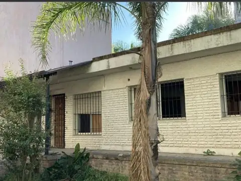 Local sobre colectora panamericana c/ terreno con casa en PH