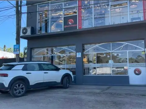 Local sobre colectora panamericana c/ terreno con casa en PH