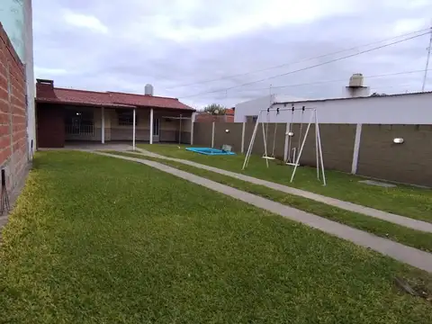 Casa 4 ambientes con 2 baños