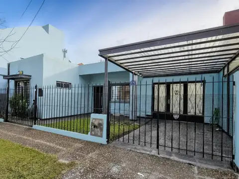 Venta Casa cuatro dormitorios parque piscina Castelar Norte
