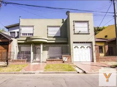 Casa en venta - 4 Dormitorios 2 Baños - Cocheras - 260Mts2 - Villa Santos Tesei, Hurlingham