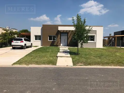 Casa en venta con renta en El Canton Barrio Puerto, Eacobar