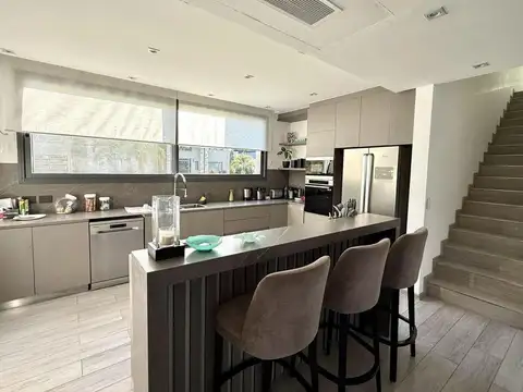 Casa en Alquiler con 2 cocheras