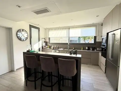 Casa 10 ambientes con 7 baños
