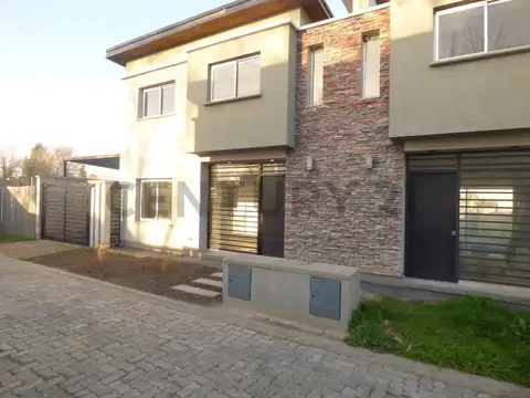 513 entre 142 y 143 Dúplex Casa  en Complejo Cerrado en venta. FINANCIACION 