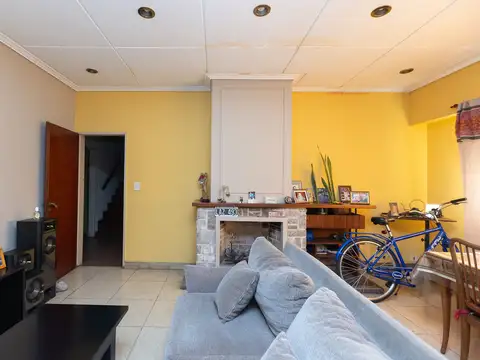 Casa 6 ambientes con 2 baños