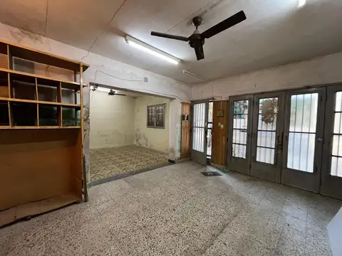 VENTA- Casa de 3 dormitorios al frente con patio, Barrio Las Delicias, Rosario