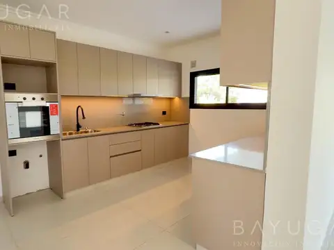 Casa 6 ambientes con 2 baños