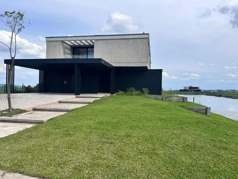 Casa en venta al lago Barrio Amarras Puertos Escobar