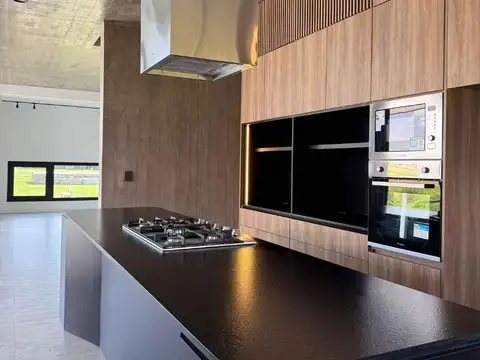 Casa en Venta con 4 cocheras