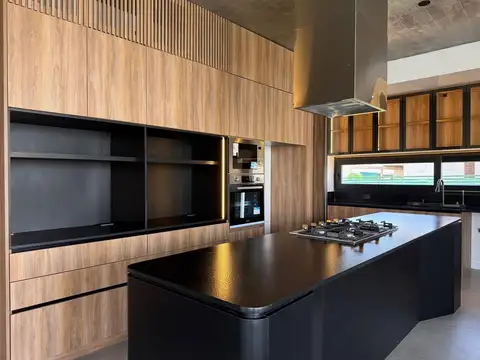Casa 5 ambientes con 7 baños