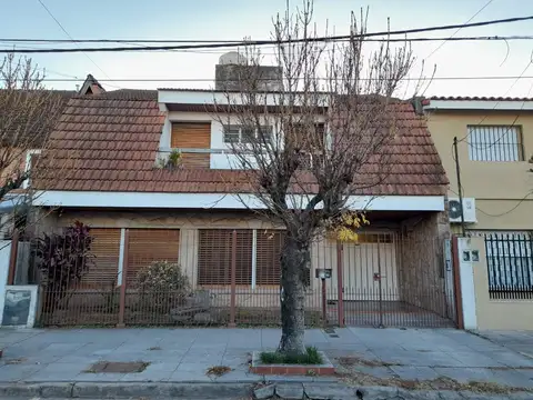    NUEVO VALOR CASA   4 DORMITORIOS , FONDO , PILETA , MUY BUENA CONSTRUCCION