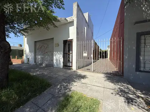 Venta casa de 3 ambientes con local en Wilde