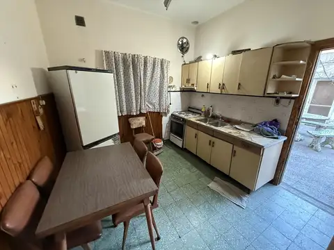 Casa amplia de 5 ambientes con doble cocina y patio