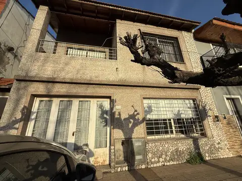 Casa amplia de 5 ambientes con doble cocina y patio