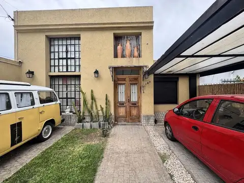 CASA 5 AMB. AMPLIOS CON QUINCHO PARQUE Y PILETA VILLA LUZURIAGA
