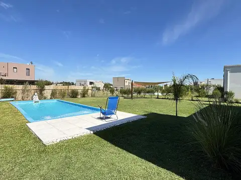 VENTA CASA 4AMB PILETA AMPLIO LOTE INTERNO CASI NUEVA PILAR DEL ESTE
