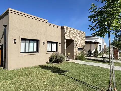 VENTA CASA 4AMB PILETA GALERIA FONDO A PULMON VERDE CENTRAL CASI NUEVA