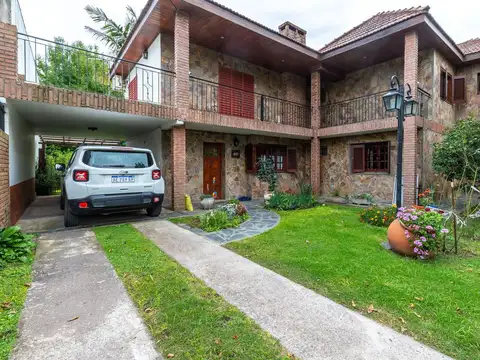 CASA EN VENTA CITY BELL VARIOS AMBIENTES PILETA