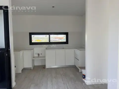 Casa 4 ambientes con 2 baños