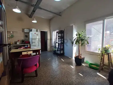 CASA 2 AMBIENTES EN REMEDIOS DE ESCALADA CON LOSA Y COLUMNAS PARA AMPLIAR.