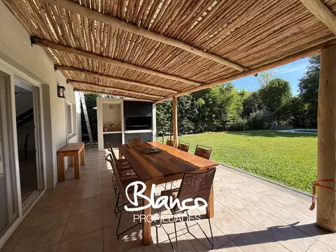Casa 5 ambientes con 4 baños
