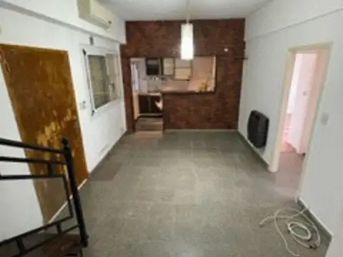 EXC 3 AMBIENTES Y ESCRITORIO AL FRENTE BALCÓN Y PATIO CT-FRENTE RECICLADO BAÑO Y COC. BAJAS EXP $900