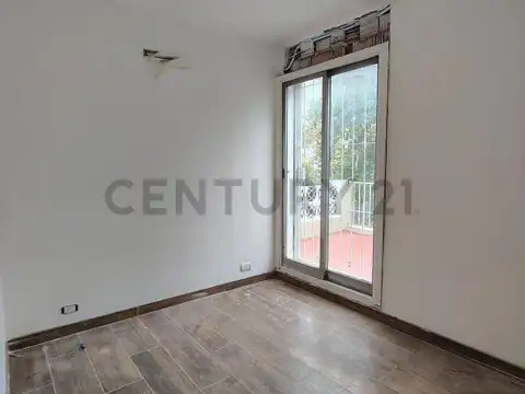 Casa de 5 Dormitorios Refaccionada a Nuevo en Flores, C.A.B.A.