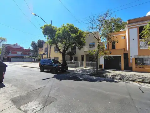 Casa de 5 Dormitorios Refaccionada a Nuevo en Flores, C.A.B.A.