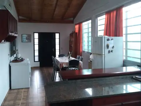 Impecable Casa En Venta Con Amplio Terreno, Arturo Segui