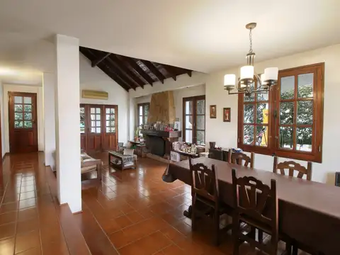 Casa 4 ambientes con 2 baños