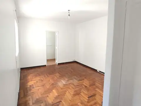 A pasos del subte ,con cocina separada.